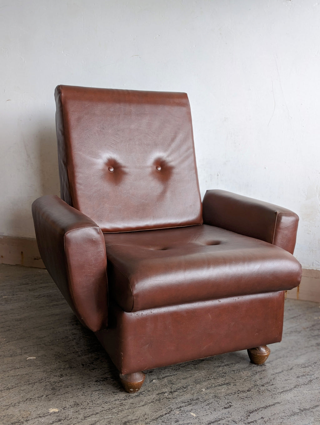 Petit fauteuil en simili cuir