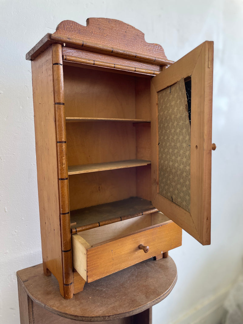 Meuble de poupée